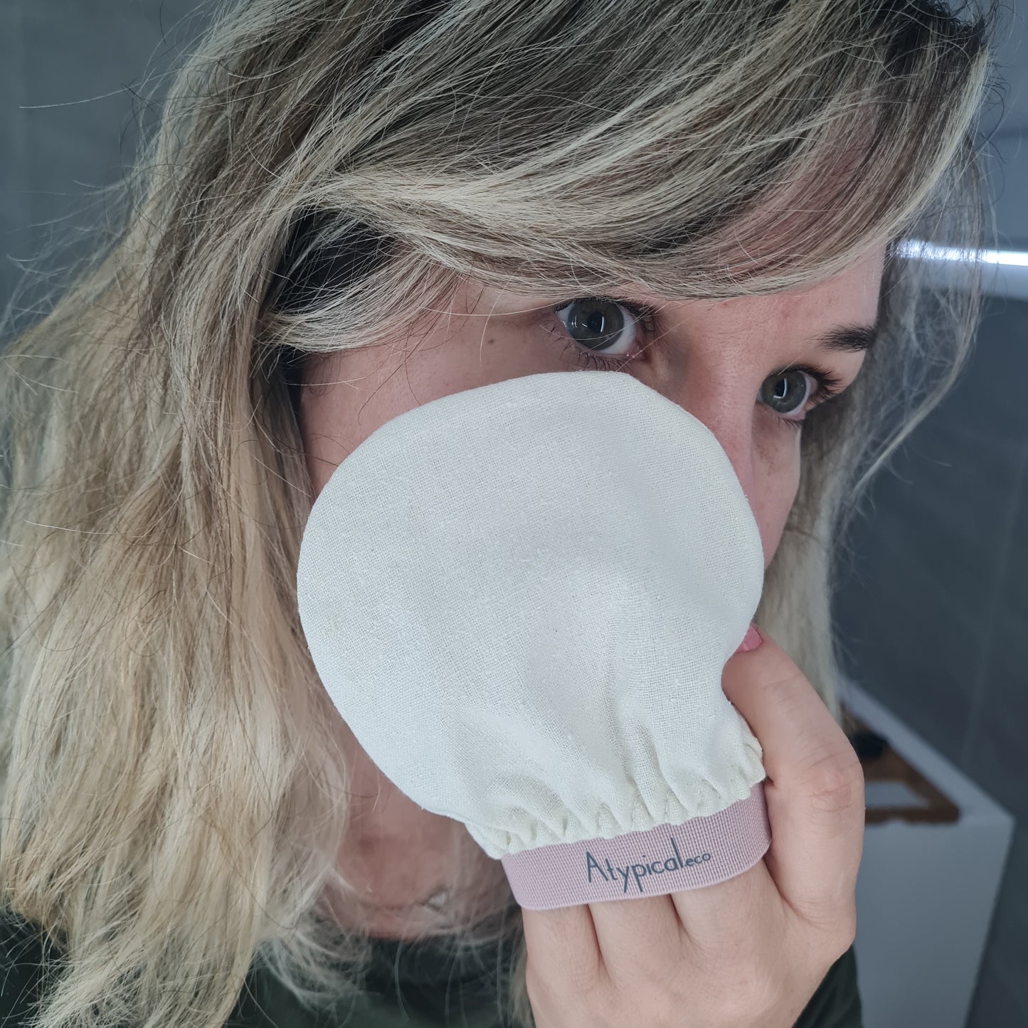 Facial Silk Exfoliating Glove - Nude Pink